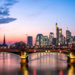 Die Skyline von Frankfurt bei Sonnenuntergang, ideal für stilvolle Dates und einen Einblick, wie man Escort werden in Frankfurt.