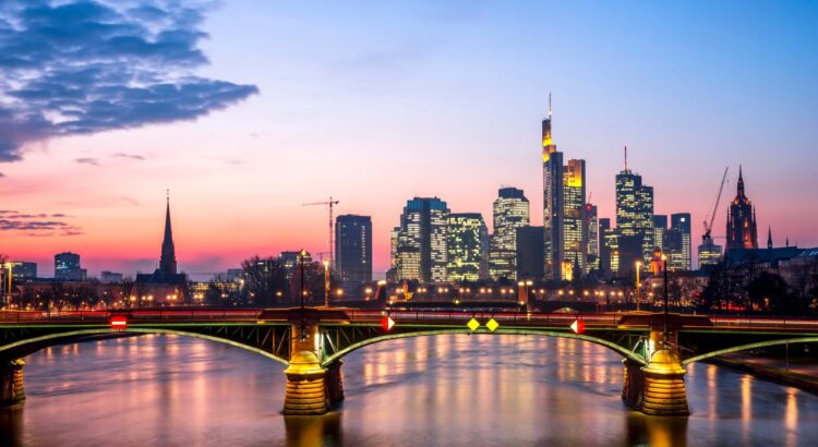 Die Skyline von Frankfurt bei Sonnenuntergang, ideal für stilvolle Dates und einen Einblick, wie man Escort werden in Frankfurt.