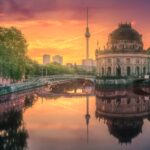 Sonnenuntergang über der Spree mit Blick auf das Bode-Museum – Perfekte Kulisse für stilvolle Erlebnisse im Escort Service Berlin