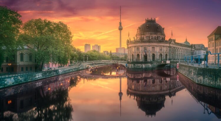 Sonnenuntergang über der Spree mit Blick auf das Bode-Museum – Perfekte Kulisse für stilvolle Erlebnisse im Escort Service Berlin