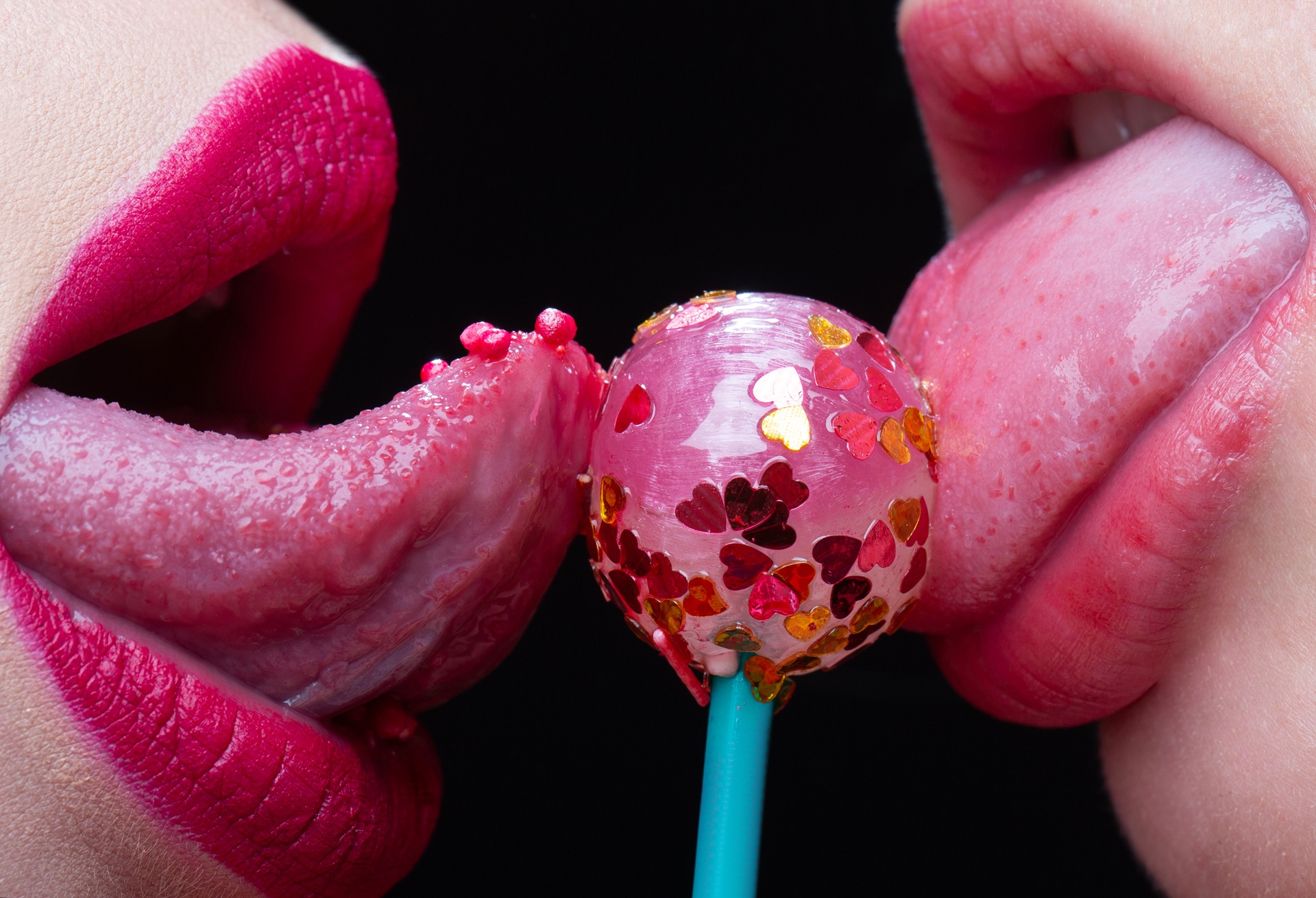 Zwei Zungen mit Lolli und roten Lippen | Escort in München