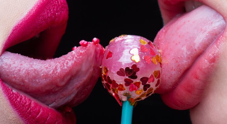 Zwei Zungen mit Herz-Lollipop | Berlin Escort